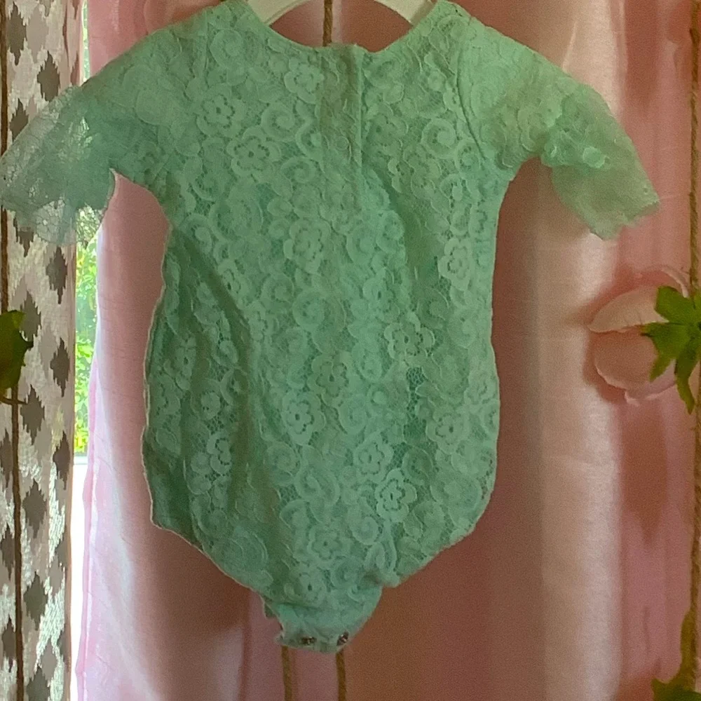 super cute lace dressy onesie 0-3M - Picture 3 of 4